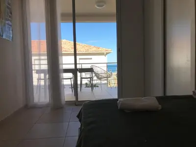 Balcon ou terrasse dans l'établissement Appartement bord de mer T4 marina di bravonne N5-6