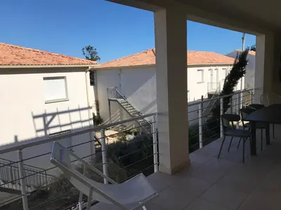 Balcon ou terrasse dans l'établissement Appartement bord de mer T4 marina di bravonne N5-6