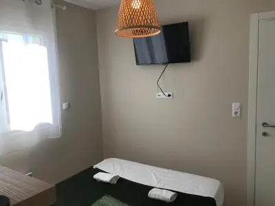 Télévision ou salle de divertissement dans l'établissement Appartement bord de mer T4 marina di bravonne N5-6