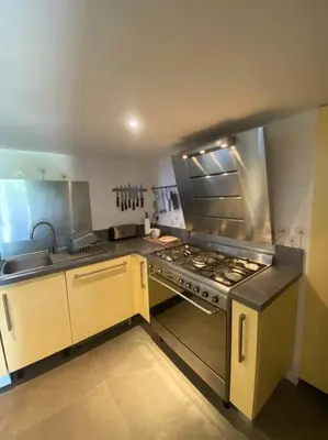Cuisine ou kitchenette dans l'établissement Maison en bord de mer en Corse Lavasina Brando