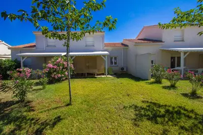 Jardin de l'établissement Villa climatisée T3 piscine chauffée accès direct à la plage de Prunete