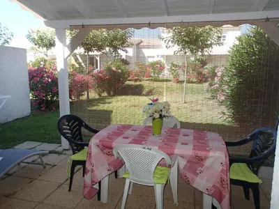 Jardin de l'établissement Villa climatisée T3 piscine chauffée accès direct à la plage de Prunete