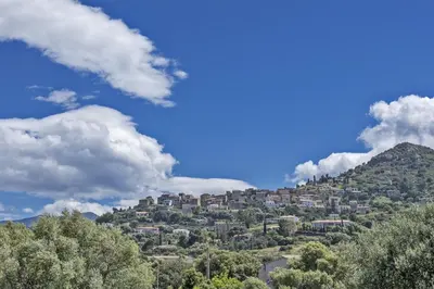 Vue générale sur la montagne ou vue sur la montagne depuis la villa