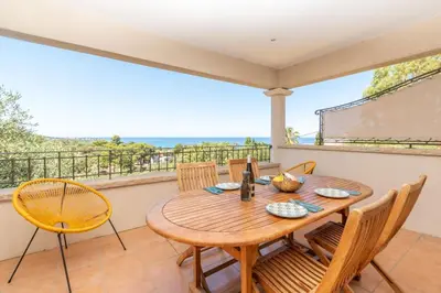 Balcon ou terrasse dans l'établissement Appartement Privilège vue mer - Ile Rousse