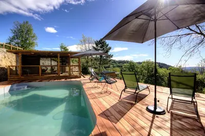 Vue générale sur la montagne ou vue sur la montagne depuis le chalet
