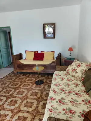 Coin salon dans l'établissement Maison de campagne piscine et jardin privatifs près de la plage