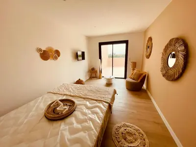 Un ou plusieurs lits dans un hébergement de l'établissement Villa Casa Maredda bord de mer avec piscine