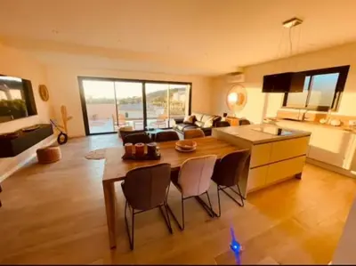 Télévision ou salle de divertissement dans l'établissement Villa Casa Maredda bord de mer avec piscine