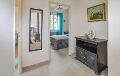 Un ou plusieurs lits dans un hébergement de l'établissement 2 Bedroom Stunning Home In San-Giuliano