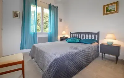 Un ou plusieurs lits dans un hébergement de l'établissement 2 Bedroom Stunning Home In San-Giuliano