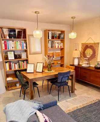Bibliothèque dans la maison d'hôtes