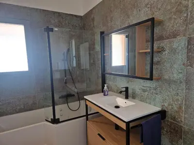 Salle de bains dans l'établissement L'Osari, villa vue mer, accès plage à pied, golf, jardin clos pour enfants