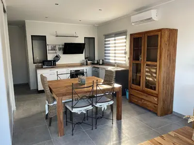 Cuisine ou kitchenette dans l'établissement Belle Maison avec piscine Furiani