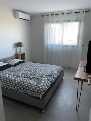 Un ou plusieurs lits dans un hébergement de l'établissement Belle Maison avec piscine Furiani