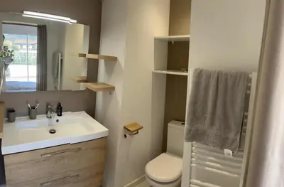 Salle de bains dans l'établissement Maison de Vacances Avec Piscine Privée en Corse, BORGO