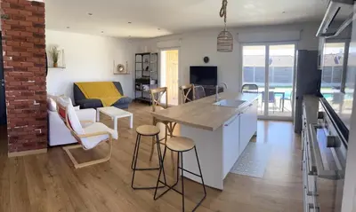 Télévision ou salle de divertissement dans l'établissement Maison de Vacances Avec Piscine Privée en Corse, BORGO