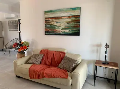 Coin salon dans l'établissement Rez de maison neuve Piscine WiFi Poolhouse en Pierre