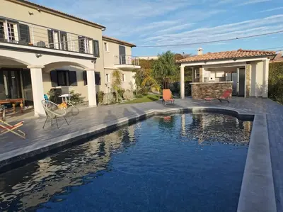 Piscine de l'établissement Rez de maison neuve Piscine WiFi Poolhouse en Pierre ou située à proximité