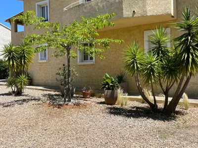 Jardin de l'établissement Rez de chaussez de villa 4 personnes mer