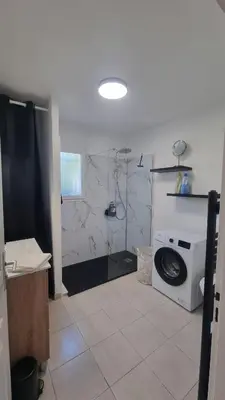 Salle de bains dans l'établissement Corse Villa bord de mer