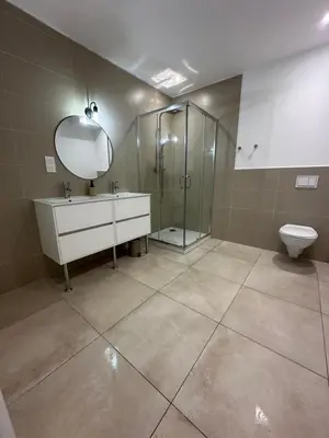 Salle de bains dans l'établissement Bergerie avec spa vue montagne