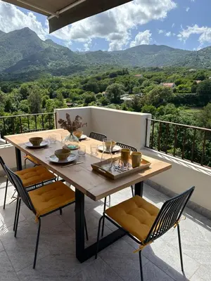 Vue générale sur la montagne ou vue sur la montagne depuis l'appartement