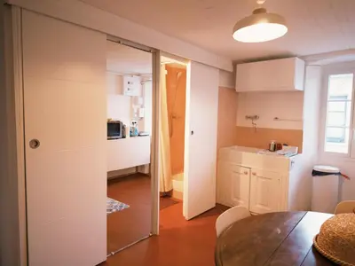 Cuisine ou kitchenette dans l'établissement Appartement à 2 mn a pied de la plage L'Ile Rousse Corse
