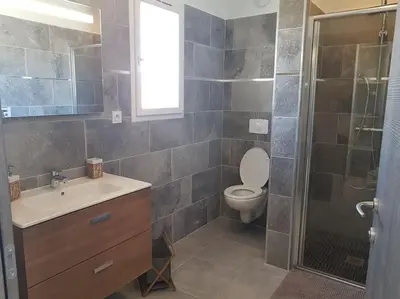 Salle de bains dans l'établissement Maison T3, 50m de la mer, cadre reposant