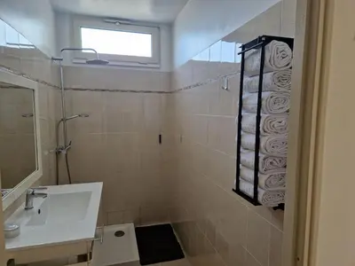 Salle de bains dans l'établissement Maison jumelée clôturée