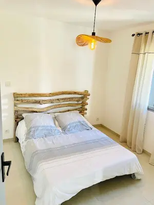 Un ou plusieurs lits dans un hébergement de l'établissement Mini maison entre mer et montagne