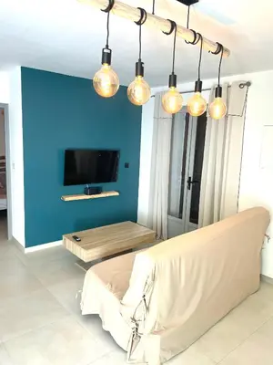 Télévision ou salle de divertissement dans l'établissement Mini maison entre mer et montagne