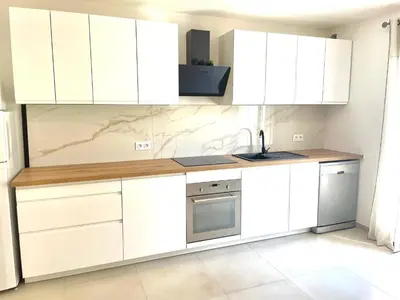 Cuisine ou kitchenette dans l'établissement Mini maison entre mer et montagne