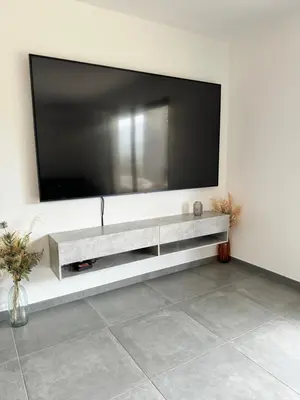 Télévision ou salle de divertissement dans l'établissement Logement calme et agréable