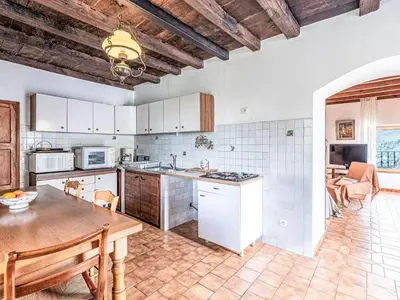 Cuisine ou kitchenette dans l'établissement Holiday Home Piana by Interhome
