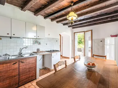 Cuisine ou kitchenette dans l'établissement Holiday Home Piana by Interhome