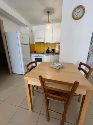 Cuisine ou kitchenette dans l'établissement MORIANI Plage T2 terrasse proche mer et commerces