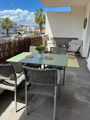 Balcon ou terrasse dans l'établissement MORIANI Plage T2 terrasse proche mer et commerces