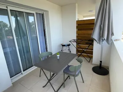 Coin salon dans l'établissement T2 neuf vue mer, piscine chauffée N194