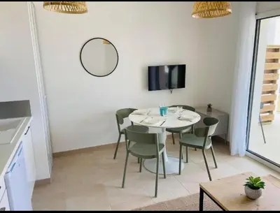 Télévision ou salle de divertissement dans l'établissement T2 neuf vue mer, piscine chauffée N194