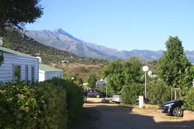 Vue générale sur la montagne ou vue sur la montagne depuis le camping