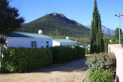 Vue générale sur la montagne ou vue sur la montagne depuis le camping