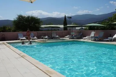 Vue générale sur la montagne ou vue sur la montagne depuis le camping