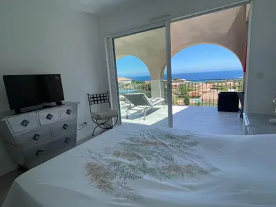 Un ou plusieurs lits dans un hébergement de l'établissement Bel appartement, terrasse vue mer, Sant Ambroggio