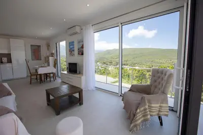 Vue générale sur la montagne ou vue sur la montagne depuis la maison de vacances