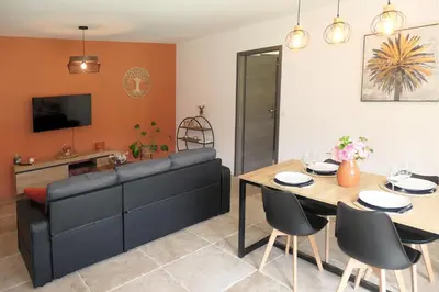 Télévision ou salle de divertissement dans l'établissement Casa Solana - Piscine privée