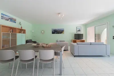 Télévision ou salle de divertissement dans l'établissement Les villas Maristella, résidence haut de gamme à deux pas de la mer
