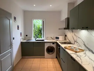 Cuisine ou kitchenette dans l'établissement Les villas Maristella, résidence haut de gamme à deux pas de la mer