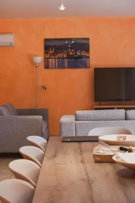 Coin salon dans l'établissement Les villas Maristella, résidence haut de gamme à deux pas de la mer