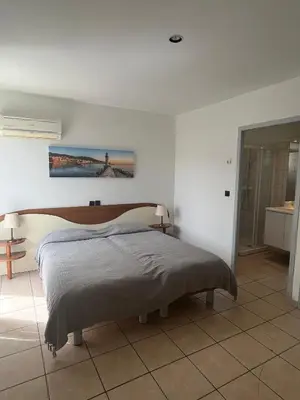 Un ou plusieurs lits dans un hébergement de l'établissement Les villas Maristella, résidence haut de gamme à deux pas de la mer