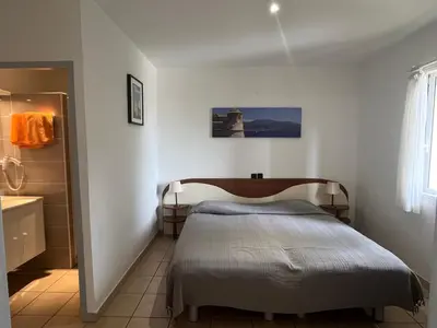 Un ou plusieurs lits dans un hébergement de l'établissement Les villas Maristella, résidence haut de gamme à deux pas de la mer